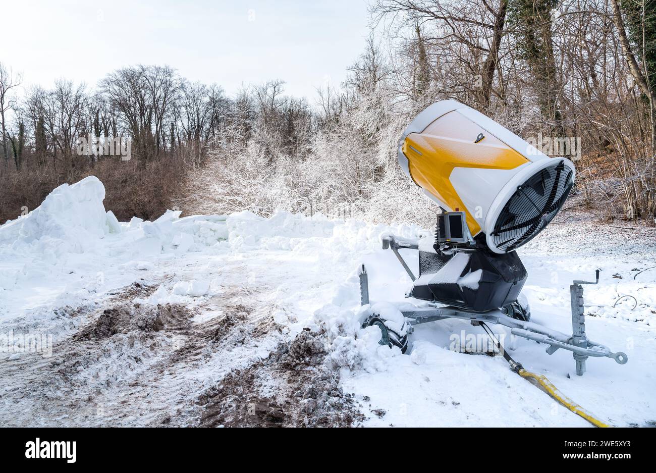 Cannone da neve per la produzione di neve artificiale per piste da sci. Sistema di innevamento artificiale. Foto Stock