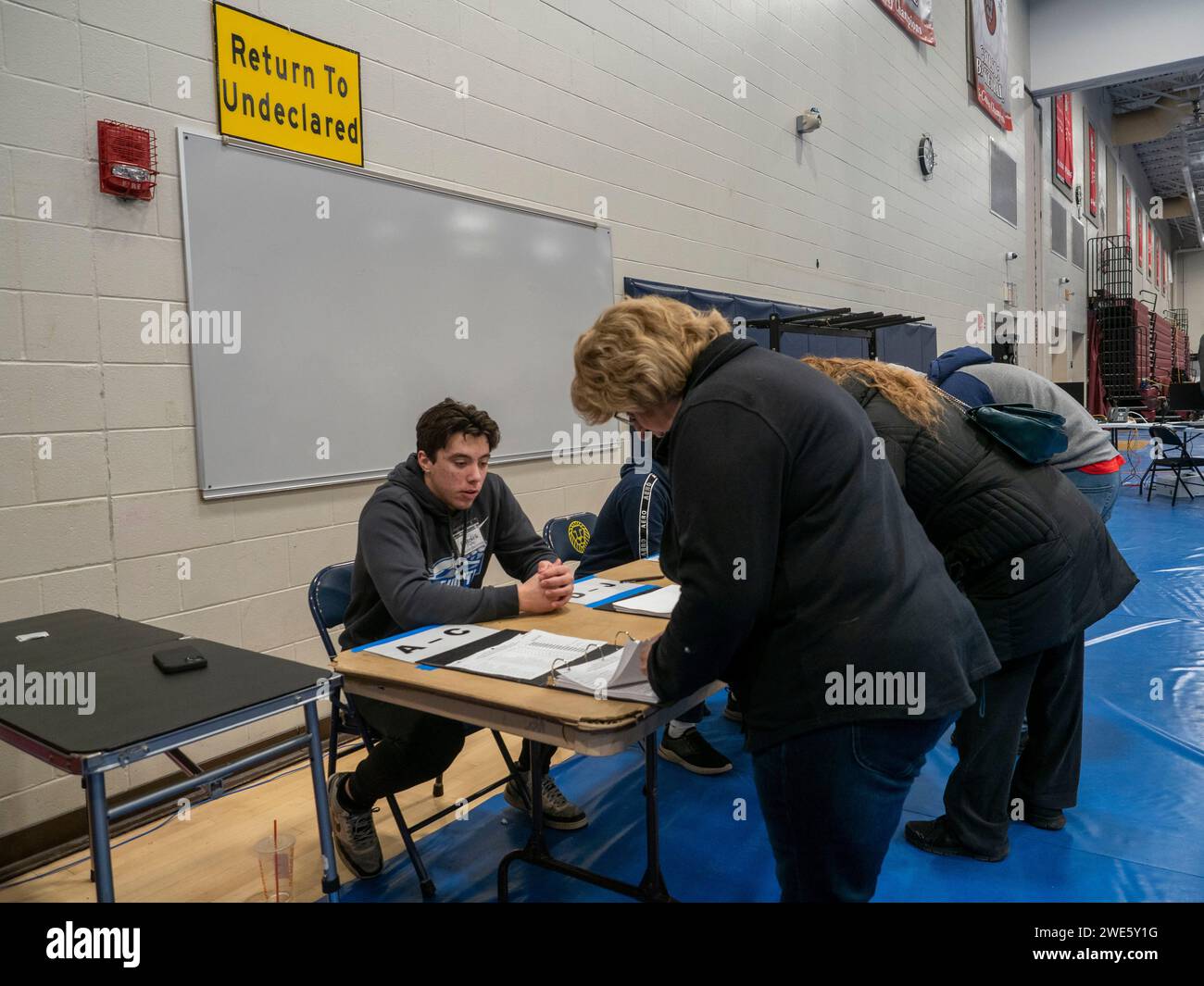 Bedford, New Hampshire, USA. 23 gennaio 2024. Gli elettori non dichiarati del New Hampshire possono passare ad un'affiliazione di partito per esprimere il loro voto durante le primarie presidenziali. Dopo la votazione, possono tornare ad essere sommersi. (Immagine di credito: © sue Dorfman/ZUMA Press Wire) SOLO USO EDITORIALE! Non per USO commerciale! Foto Stock