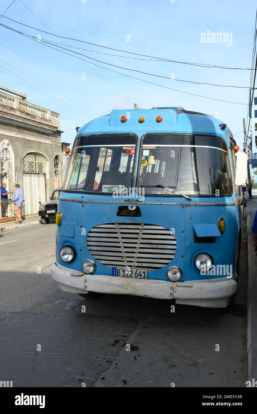Un vecchio autobus d'epoca è parcheggiato in Maceo Street. Parte anteriore del veicolo a motore Foto Stock