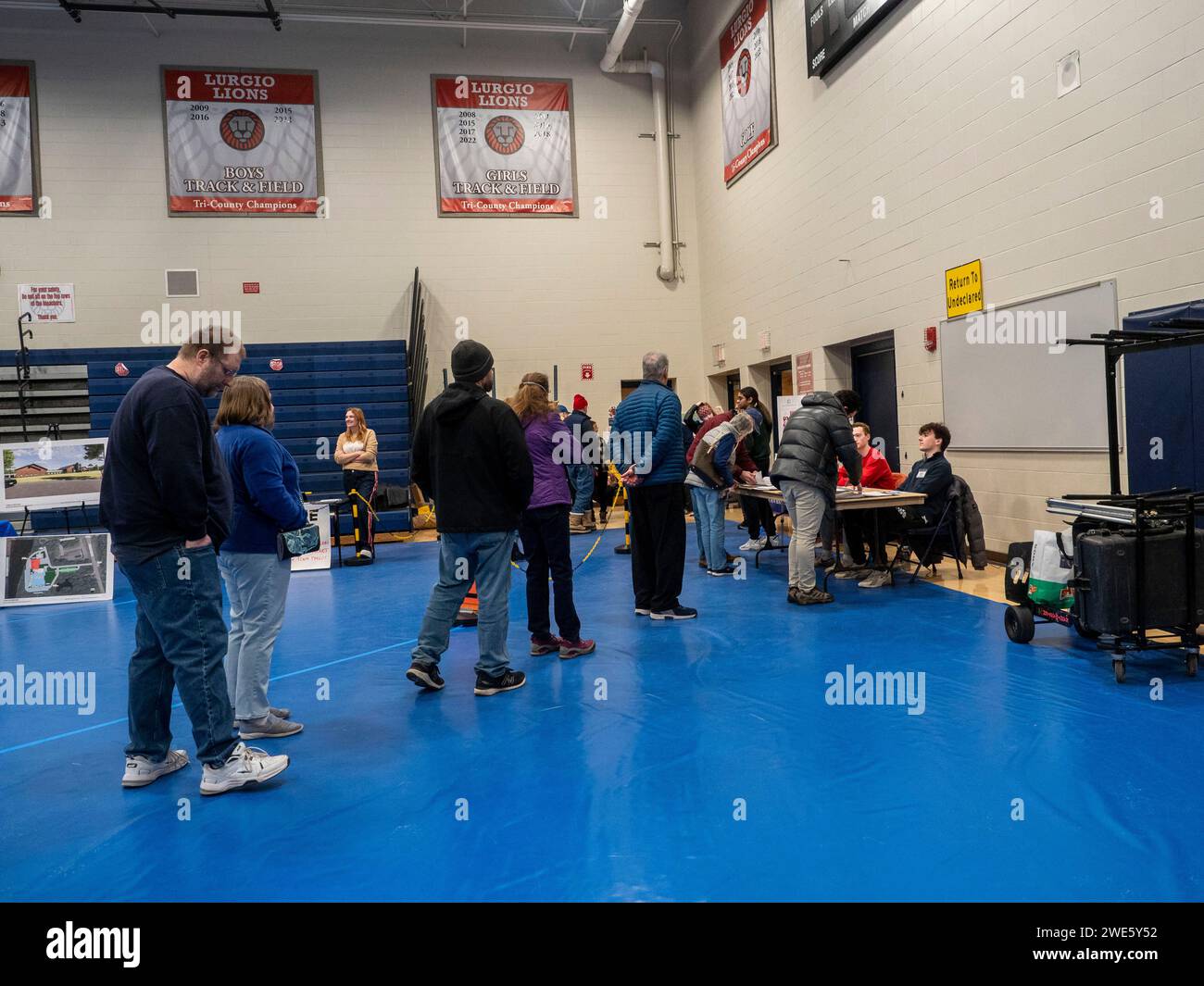 Bedford, New Hampshire, USA. 23 gennaio 2024. Gli elettori non dichiarati del New Hampshire possono passare ad un'affiliazione di partito per esprimere il loro voto durante le primarie presidenziali. Dopo la votazione, possono tornare ad essere sommersi. (Immagine di credito: © sue Dorfman/ZUMA Press Wire) SOLO USO EDITORIALE! Non per USO commerciale! Foto Stock