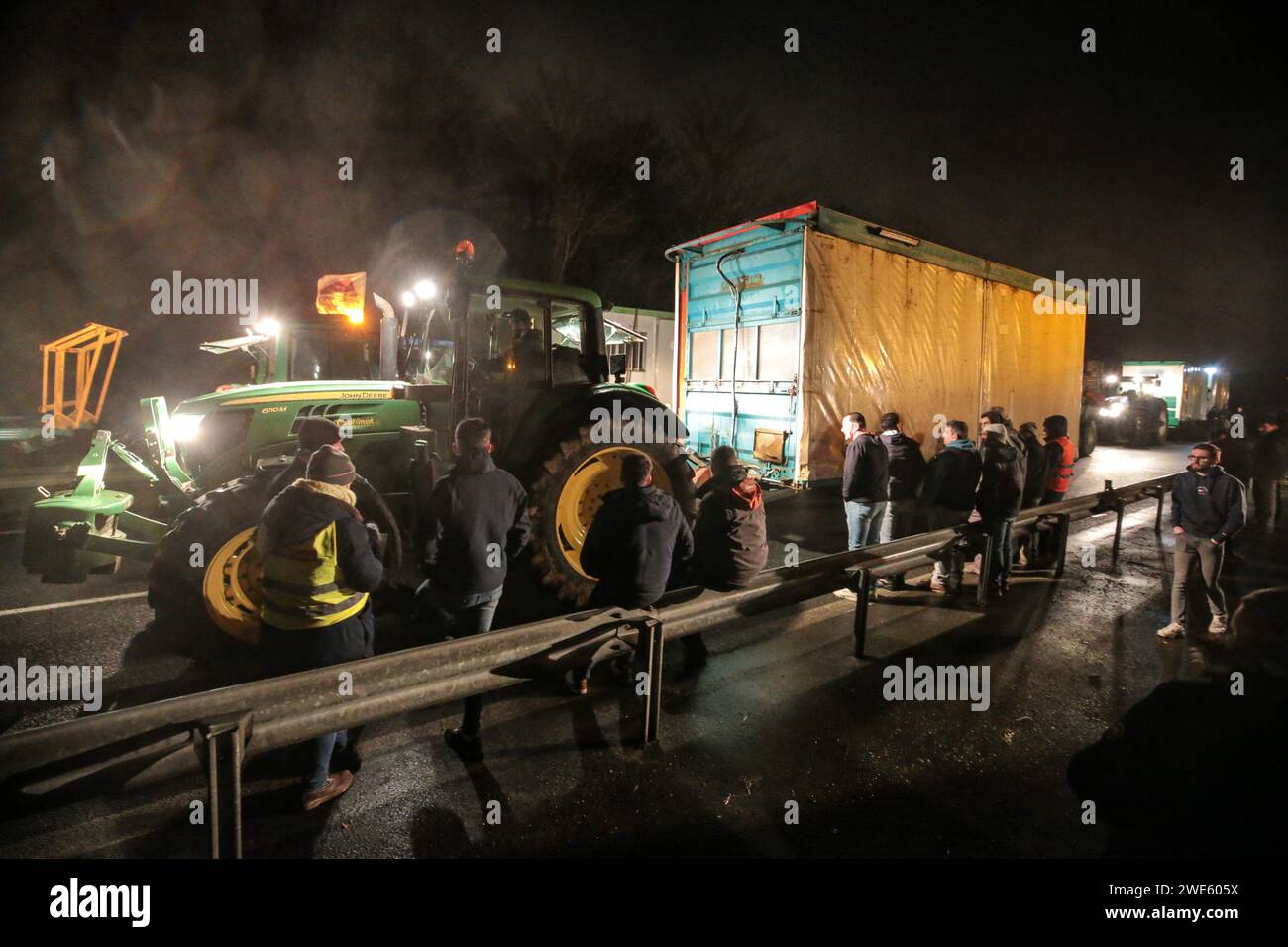 Morlaix, Francia. 23 gennaio 2024. © PHOTOPQR/LE TELEGRAM/Lionel le Saux ; MORLAIX ; 23/01/2024 ; MORLAIX (29) : des Agricolteurs bloquent la RN12 au niveau du pont routier de Morlaix, dans le sens Brest-Rennes, dans le cadre du mouvement National de la FNSEA et JA 23 gen 2024 french Farmers Strike, in french Brittany Credit: MAXPPP/Alamy Live News Foto Stock