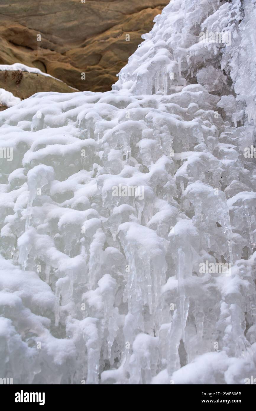 Dettagli di formazione del ghiaccio su una cascata ghiacciata. Starved Rock State Park, Illinois, Stati Uniti. Foto Stock