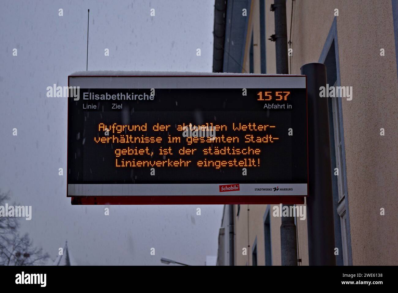 I servizi municipali di Marburgo, in Germania, cessano le attività a causa di forti nevicate nel gennaio 2024. Visualizzazione percorso bus. Foto Stock