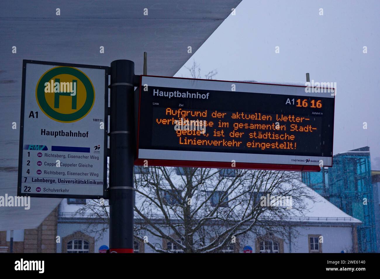 I servizi municipali di Marburgo, in Germania, cessano le attività a causa di forti nevicate nel gennaio 2024. Visualizzazione percorso bus. Foto Stock