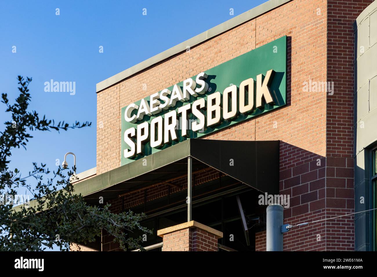 Il Caesars Sportsbook si trova all'esterno del Chase Field nel centro di Phoenix e offre anche scommesse online. Foto Stock