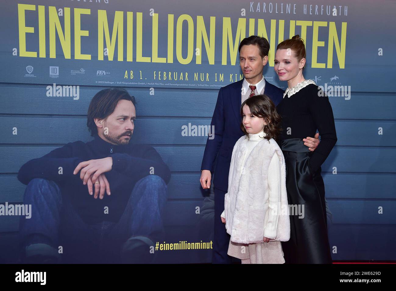 Tom Schilling, Karoline Herfurth, Pola Friedrichs Ankunft zur Weltpremiere von EINE MILLION MINUTEN Kino ZooPalast a Berlino, AM 23.01.2024 Weltpremiere von EINE MILLION MINUTEN *** Tom Schilling, Karoline Herfurth, Pola Friedrichs arrivo alla prima mondiale di EINE MILLION MINUTEN Cinema ZooPalast a Berlino, il 23 01 2024 prima mondiale di EINE MILLION MINUTEN Photopress Mueller Foto Stock