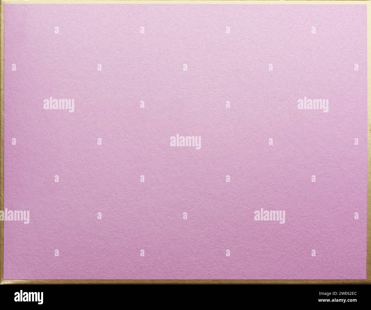 Superficie in carta rosa con cornice in colore oro, vista ravvicinata macro Foto Stock