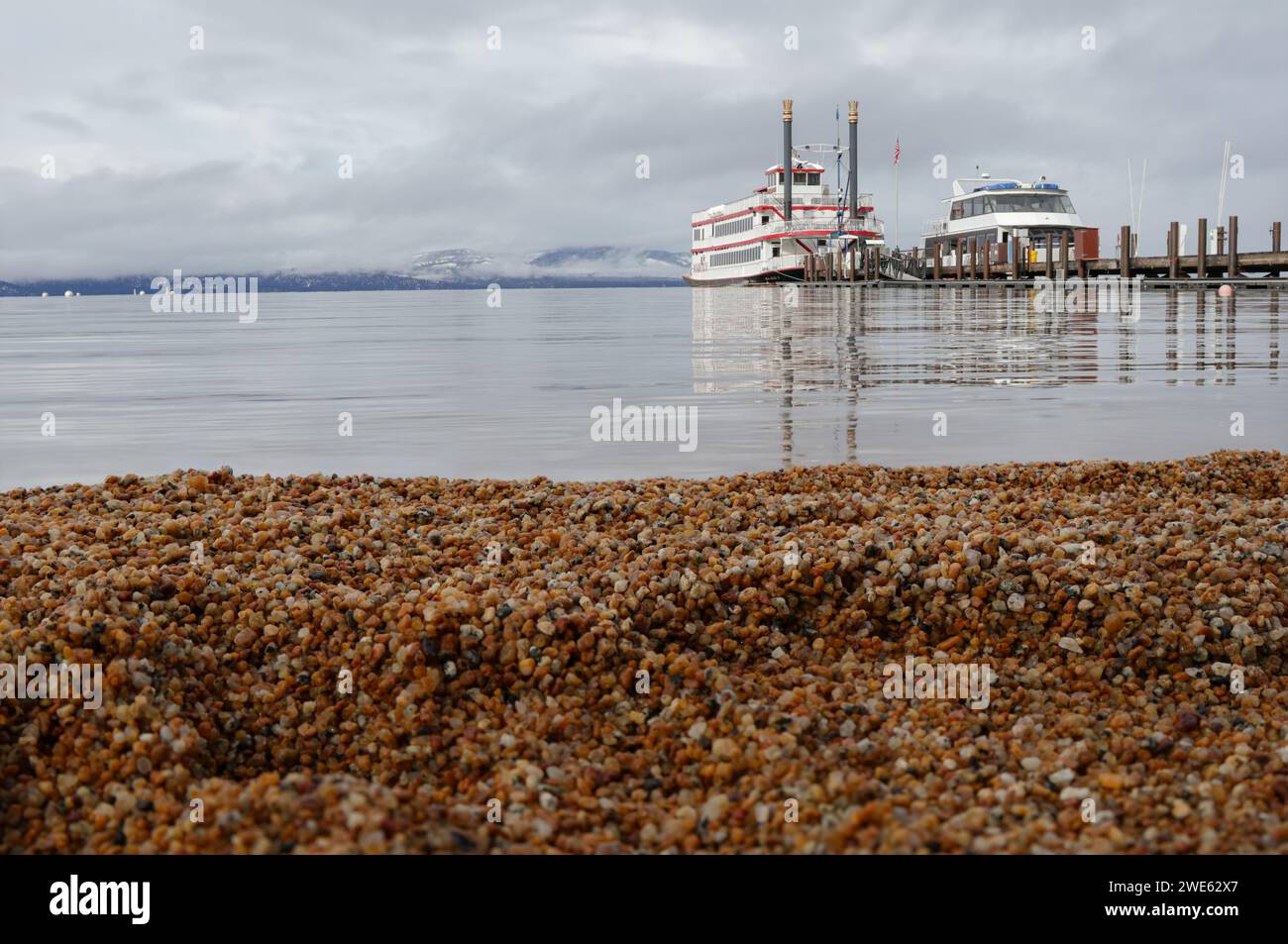 Ripresa ravvicinata delle barche a Zephyr Cove nel lago Tahoe Foto Stock