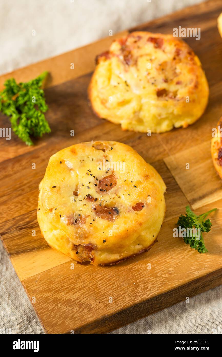 Spuntini all'uovo fatti in casa con pancetta e formaggio Foto Stock