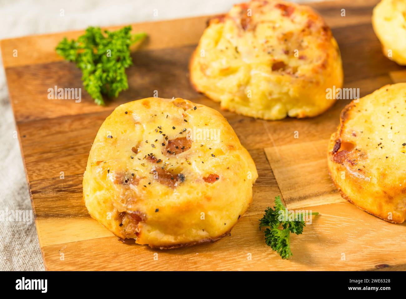 Spuntini all'uovo fatti in casa con pancetta e formaggio Foto Stock
