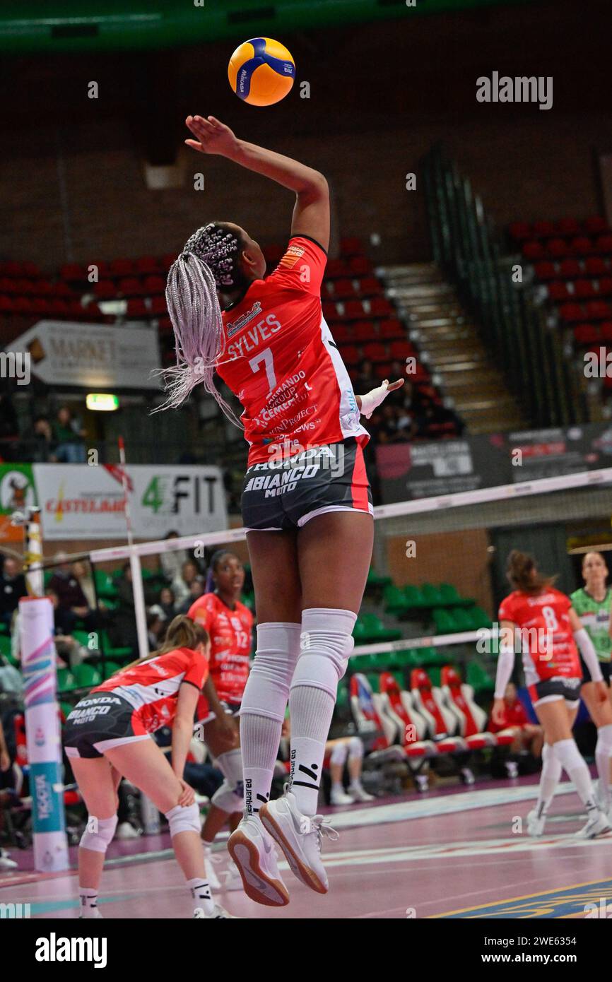 Cuneo, Italia. 21 gennaio 2024. Terry RuthEnweonwu (Cuneo) durante Cuneo Granda Volley vs Volley Bergamo 1991, Volley Italian serie A1 Women Match a Cuneo, Italia, 21 gennaio 2024 crediti: Independent Photo Agency/Alamy Live News Foto Stock