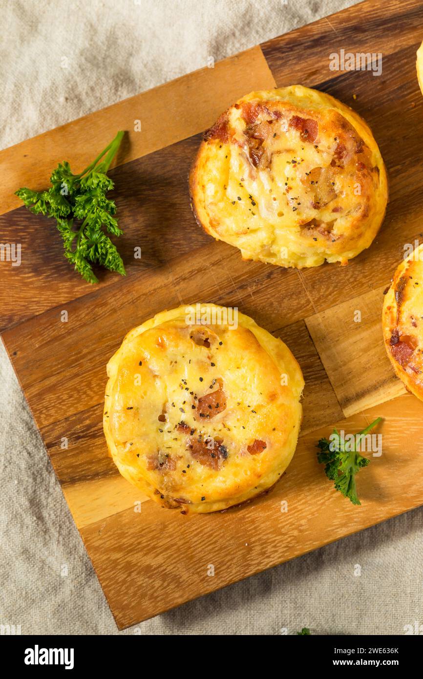 Spuntini all'uovo fatti in casa con pancetta e formaggio Foto Stock