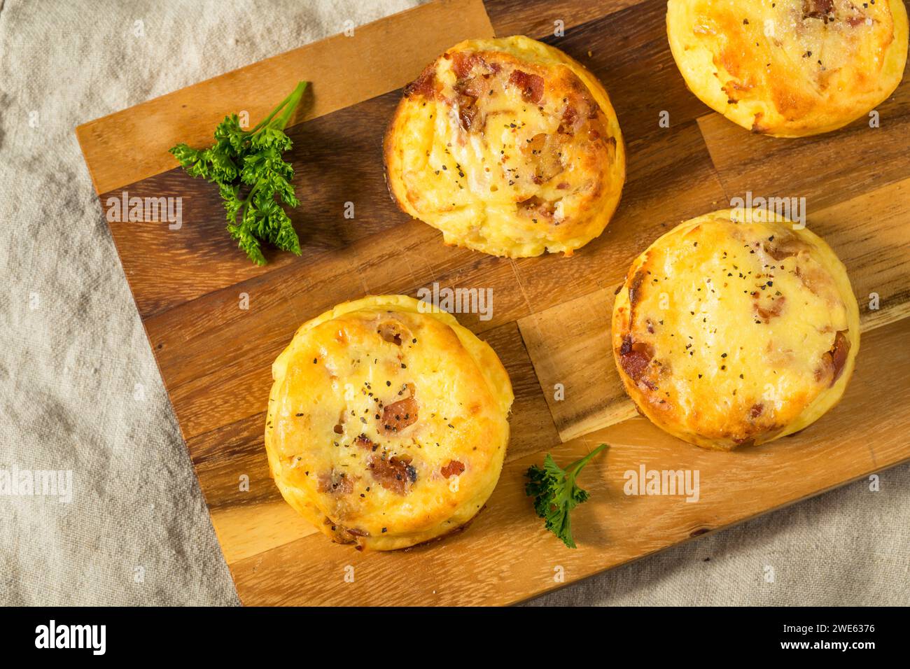 Spuntini all'uovo fatti in casa con pancetta e formaggio Foto Stock