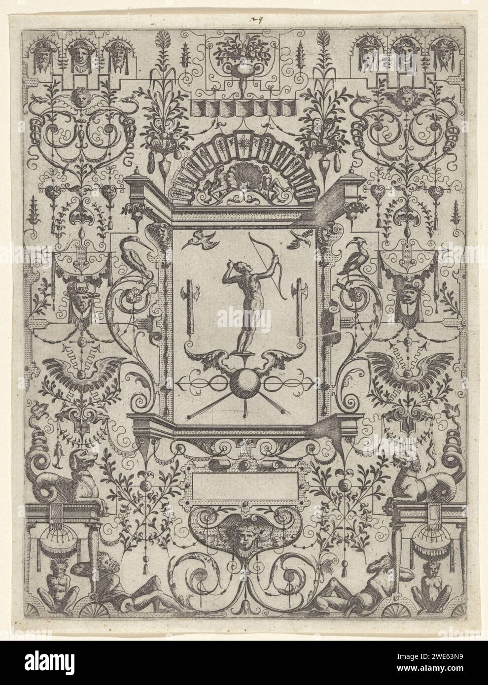 Fantasia architettonica con un uomo con arco, Johannes o Lucas van Doetechum, dopo Hans Vredeman de Vries, 1565 - 1571 stampa uomo, fiancheggiato da faci, in piedi su una sfera alata. In basso a sinistra e in basso a destra c'è una figura accoccolata sotto un baldacchino su cui si trova un cane con una coda di pesce. Dalla serie di pagine del titolo + 16 riviste con cartigli o fantasie architettoniche, con una performance in una cornice di grote con creature favolose, animali, ghirlande, trofei e massoni. Incisione della carta nei Paesi Bassi (possibilmente) Foto Stock