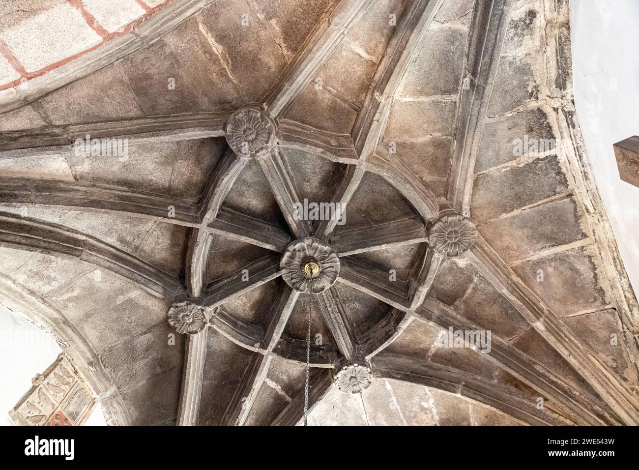 Un Ponte Ulla, Spagna. Volta in costole gotiche all'interno della chiesa parrocchiale di Santa Maria Maddalena, un tempio cattolico barocco galiziano Foto Stock