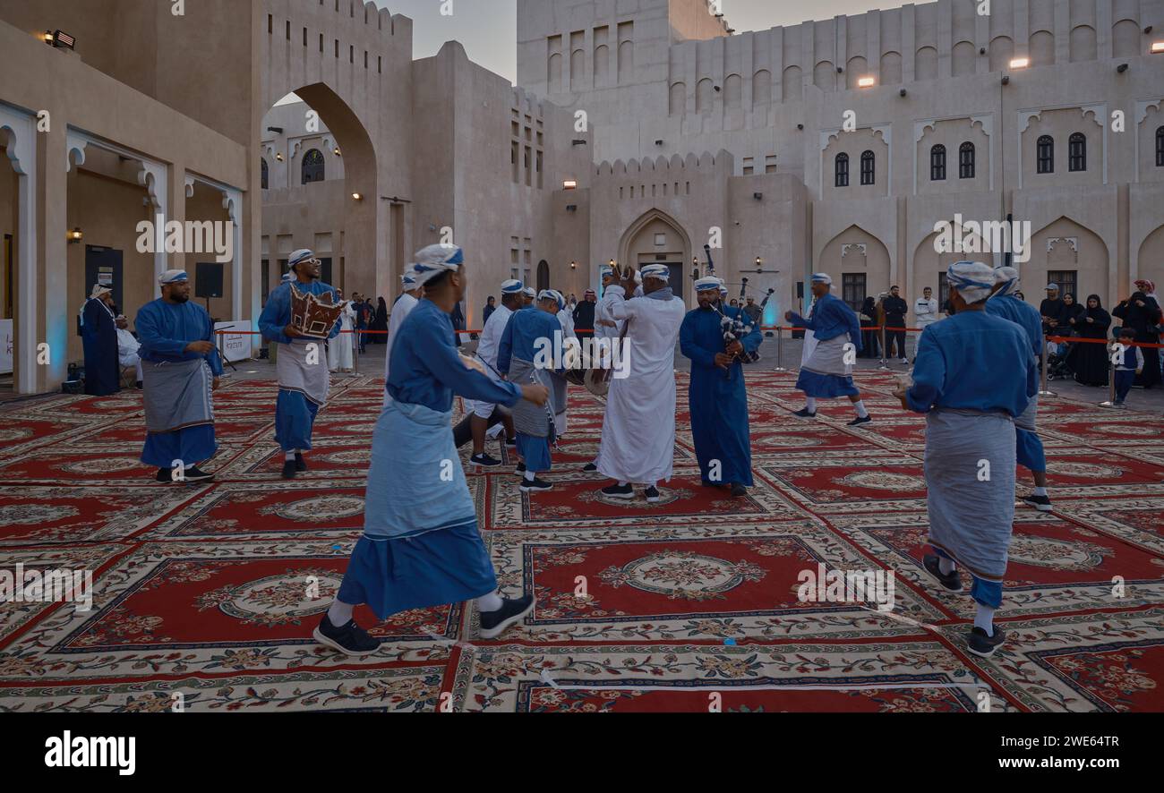 Spettacolo dal vivo di danza folcloristica tradizionale dell'Oman (danza Ardah) nel villaggio culturale Katara, Doha, Qatar durante lo shot pomeridiano della Coppa d'Asia 2023. Foto Stock