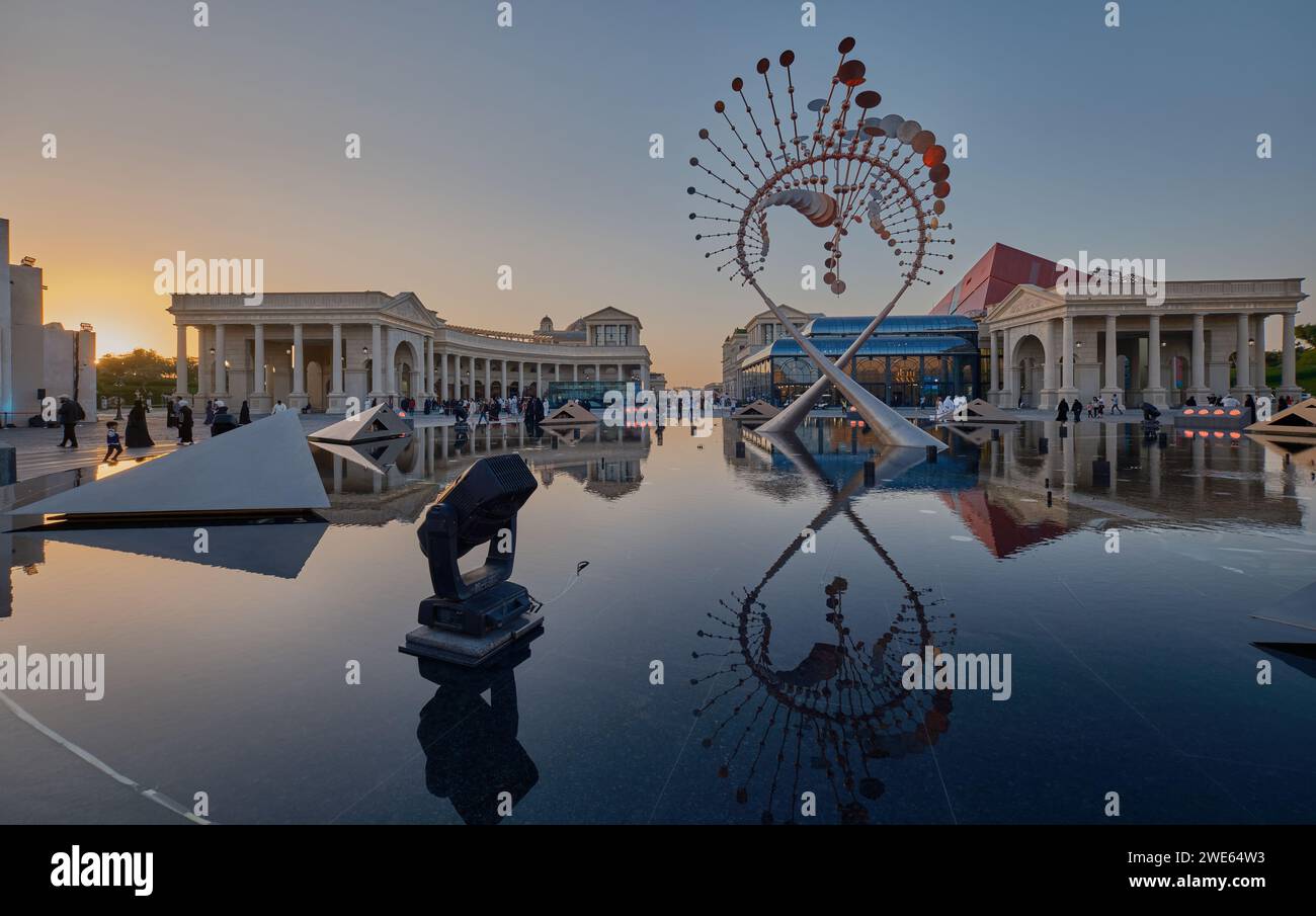 Villaggio culturale Katara a Doha, Qatar, durante il pomeriggio della Coppa d'Asia 2023, girato con fontana, grandi schermi all'aperto con gente del posto e visitatori Foto Stock