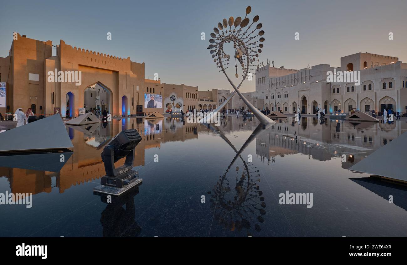 Villaggio culturale Katara a Doha, Qatar, durante il pomeriggio della Coppa d'Asia 2023, girato con fontana, grandi schermi all'aperto con gente del posto e visitatori Foto Stock