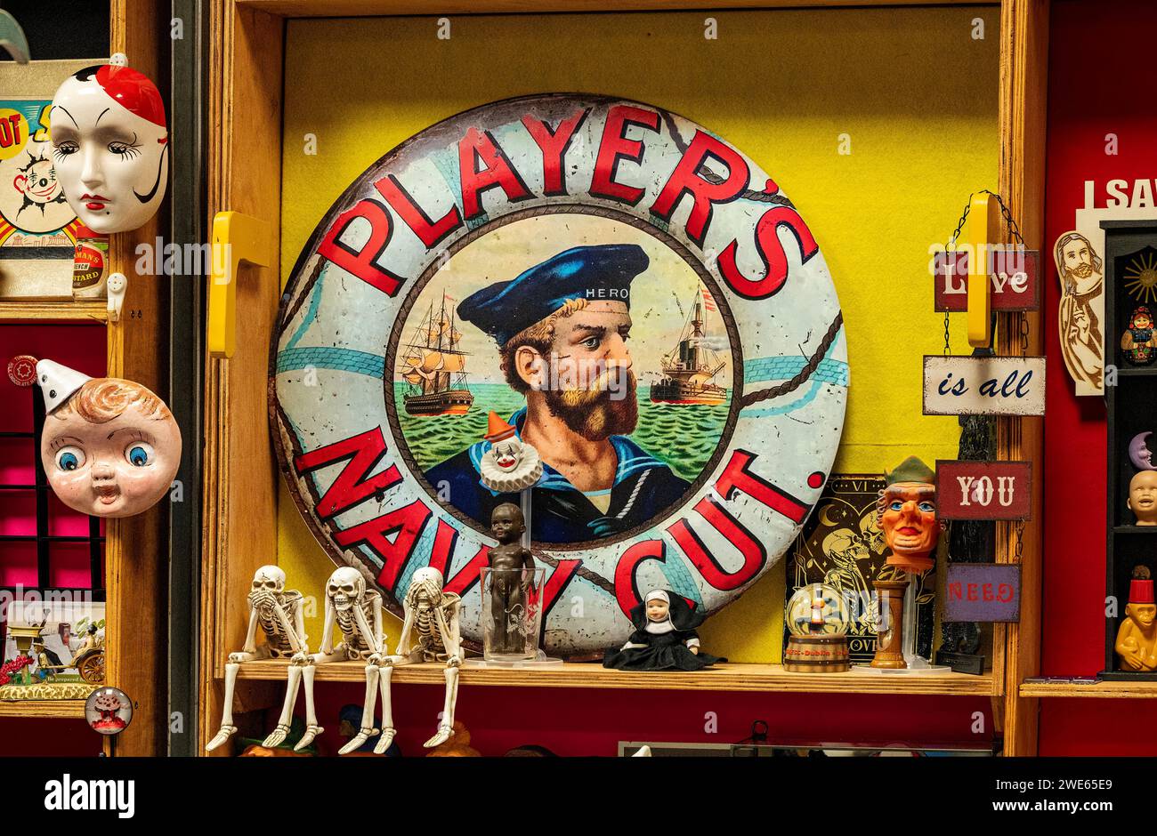 BRIC un brac in vendita sul mercato stalla che attira i giocatori che amano la cintura di vita per il tabacco e le sigarette Navy Cut. Foto Stock