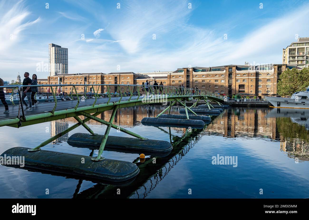 North Docklands Footbridge, ponte galleggiante nell'area di Canary Wharf dei docklands di Londra. Foto Stock