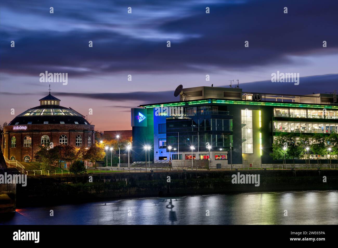 Vista notturna sul fiume Clyde dal Clyde Arc Bridge nel centro di Glasgow Foto Stock