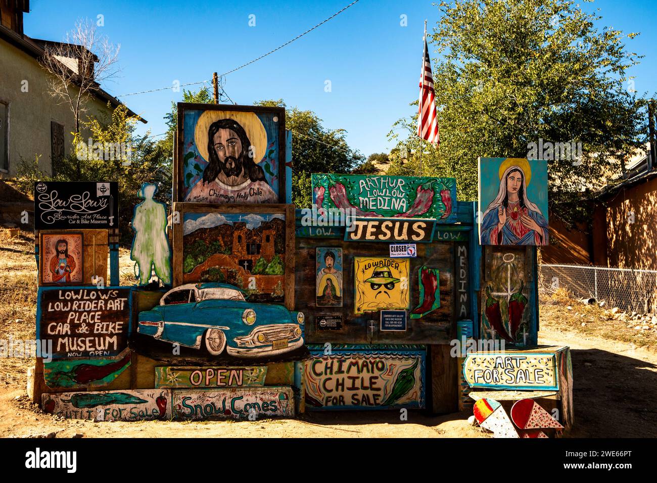 Cartello auto-promozionale per Arthur Medina, situato di fronte al Santuario de Chimayo, a Chimayo, New Mexico Foto Stock