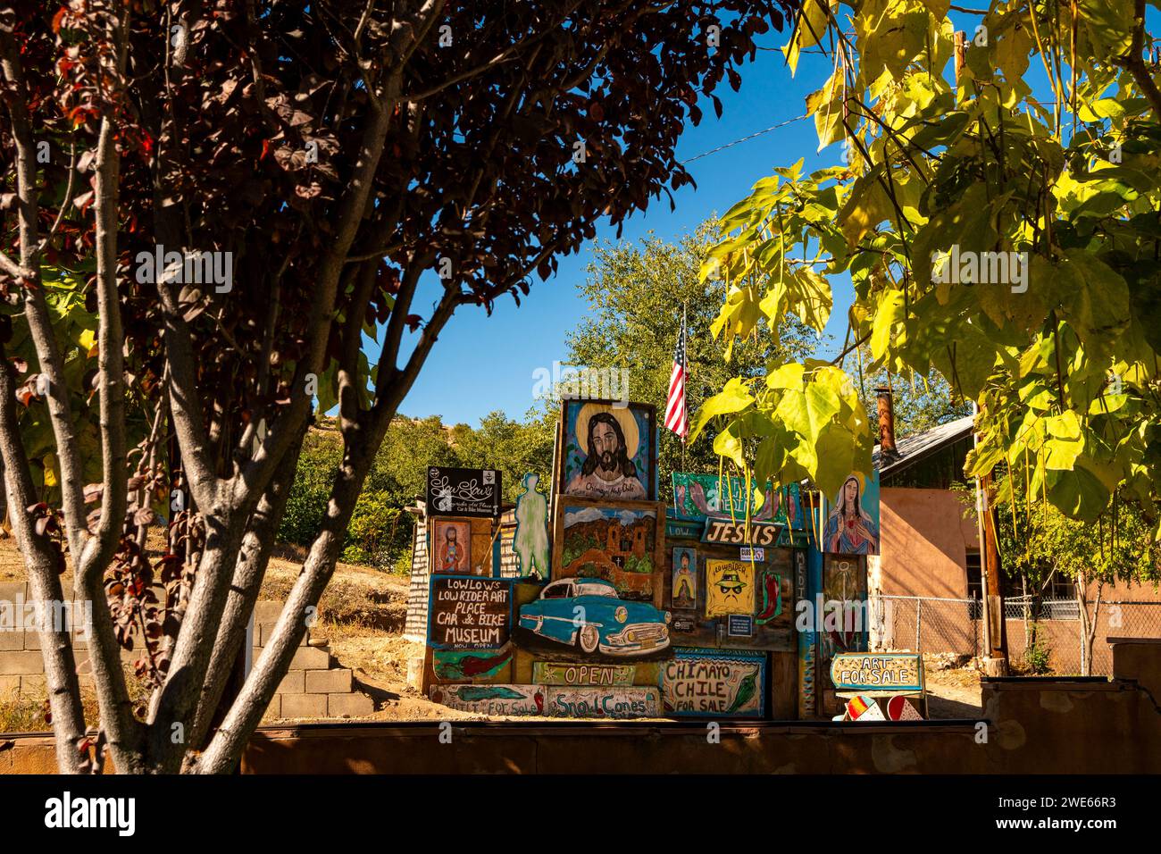 Cartello auto-promozionale per Arthur Medina, situato di fronte al Santuario de Chimayo, a Chimayo, New Mexico Foto Stock