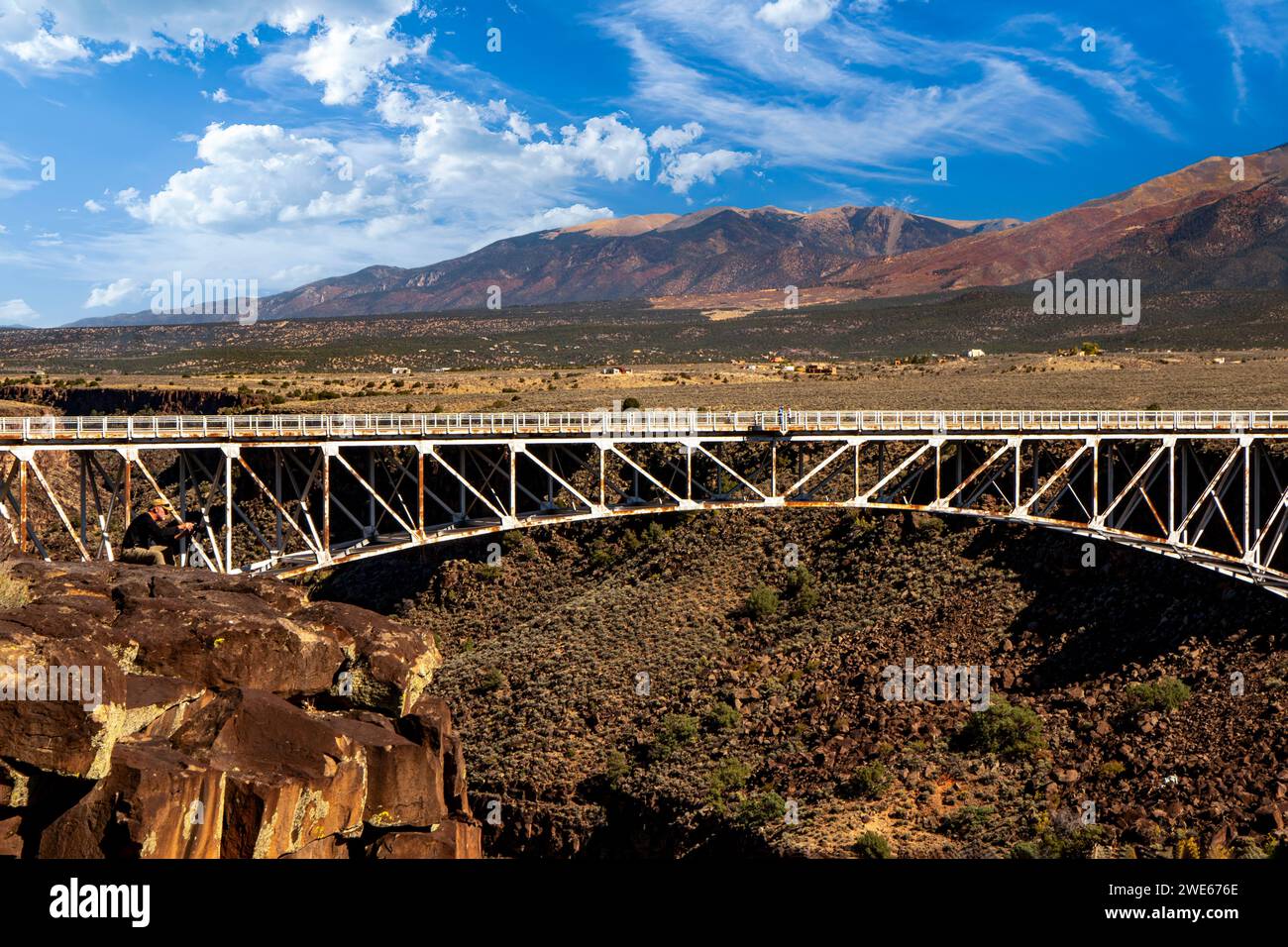 Il Rio grande Gorge Bridge, a nord di Taos, New Mexico, attira visitatori da tutto il mondo. Foto Stock