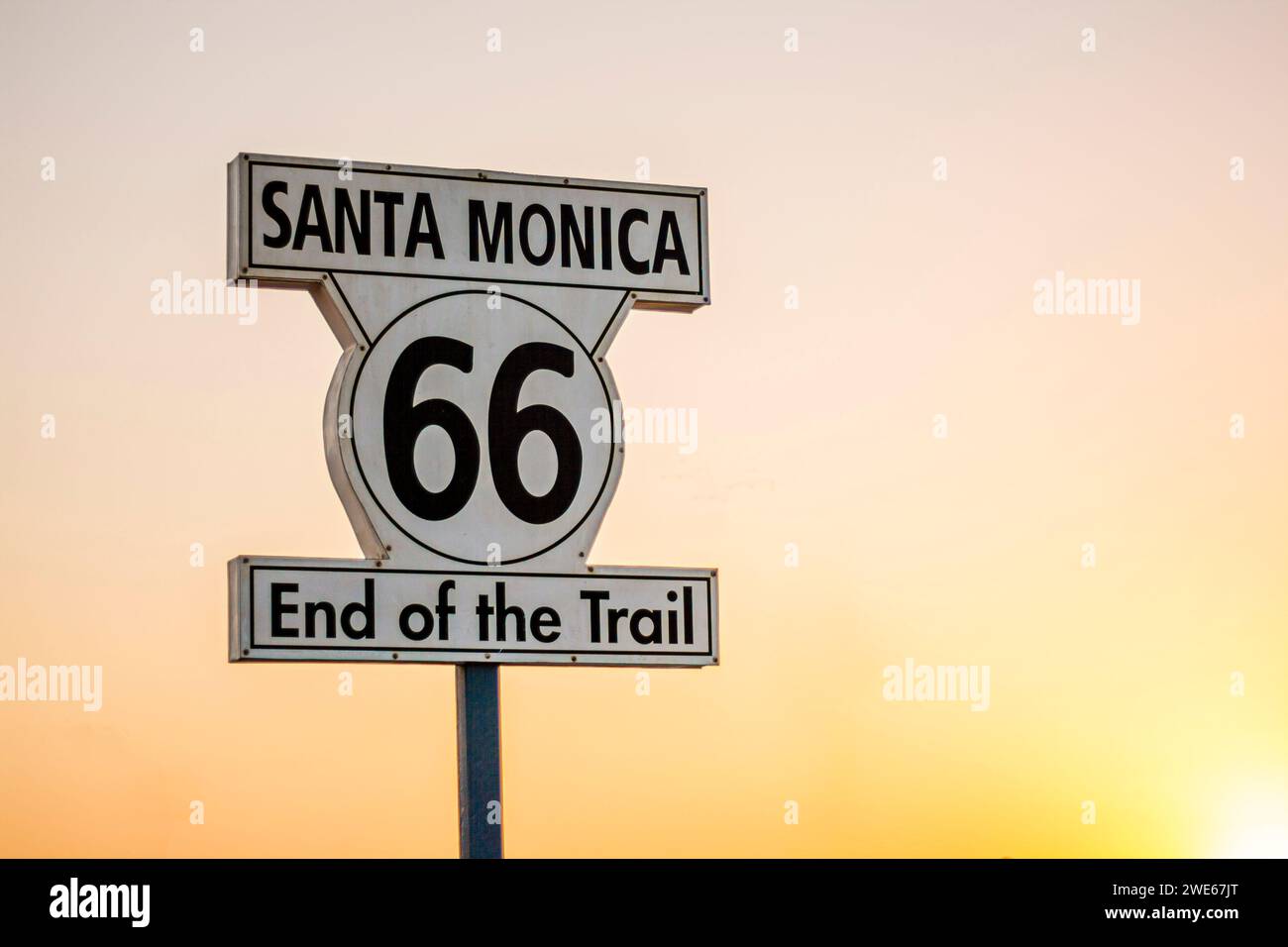 Santa Monica Route 66 cartello "End of the Trail" sul molo di Santa Monica vicino a Los Angeles, California Foto Stock