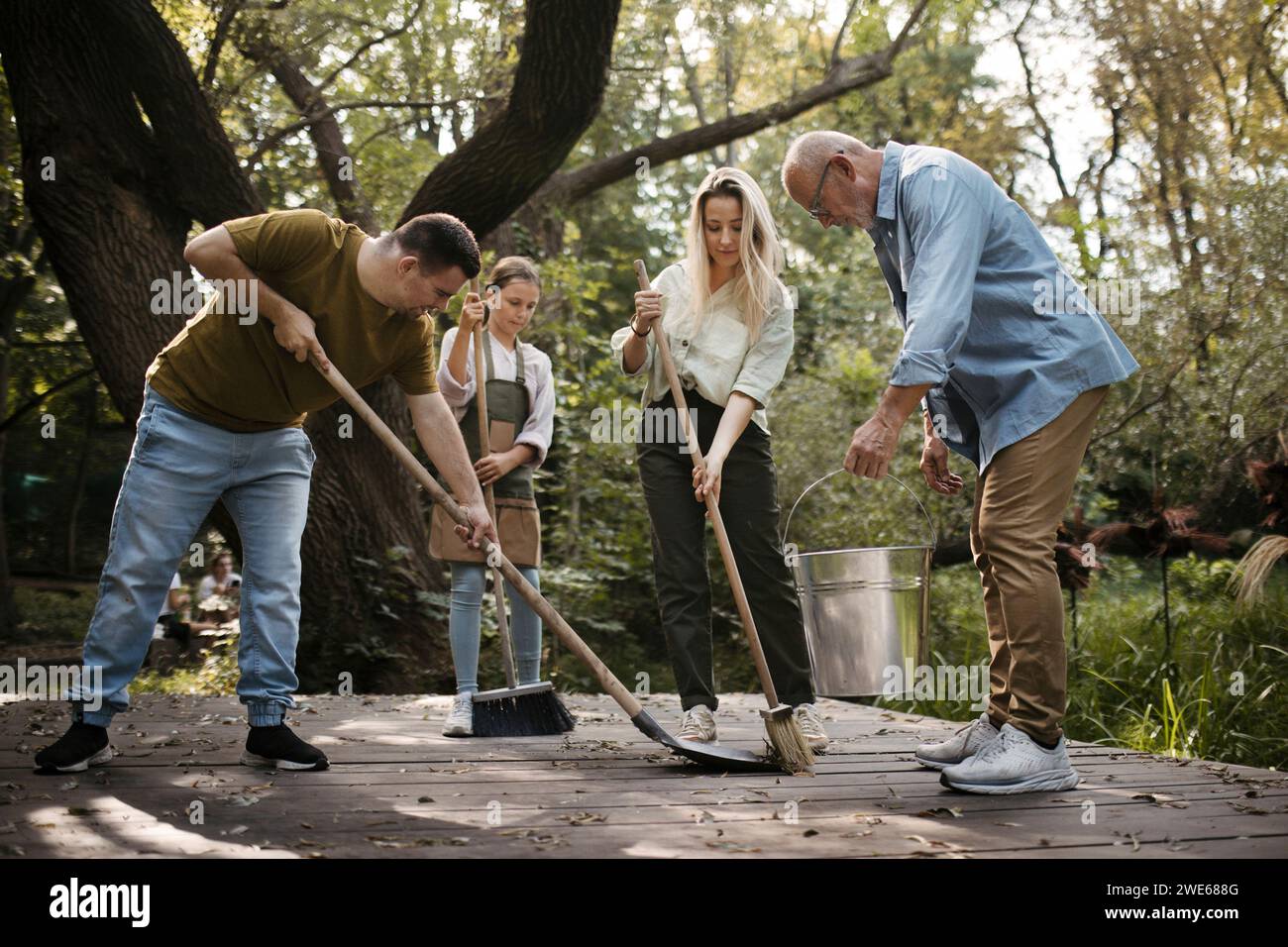 Volontari che aiutano a pulire la comunità nel parco locale Foto Stock