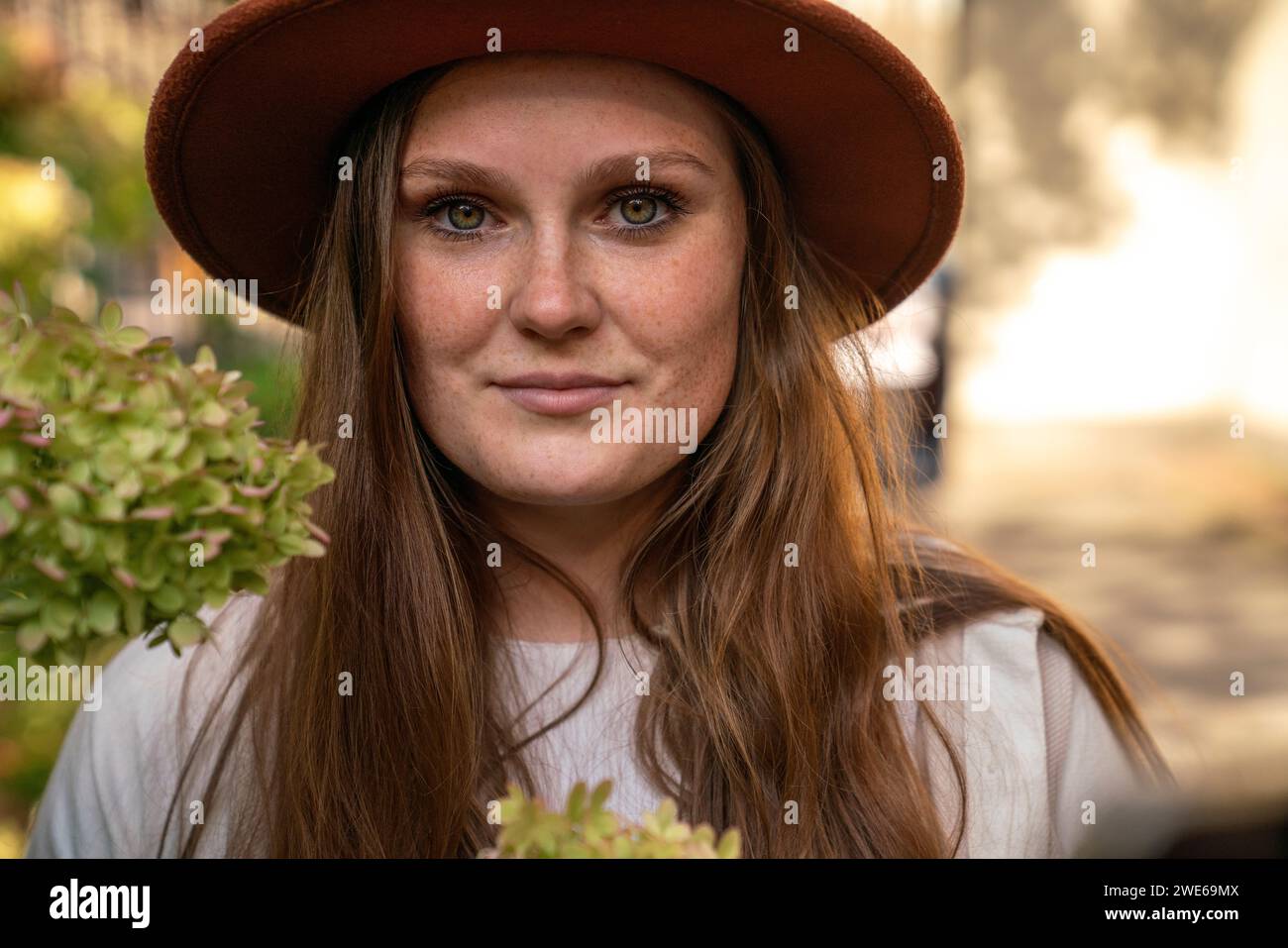 Giovane donna rossa che indossa un cappello Foto Stock