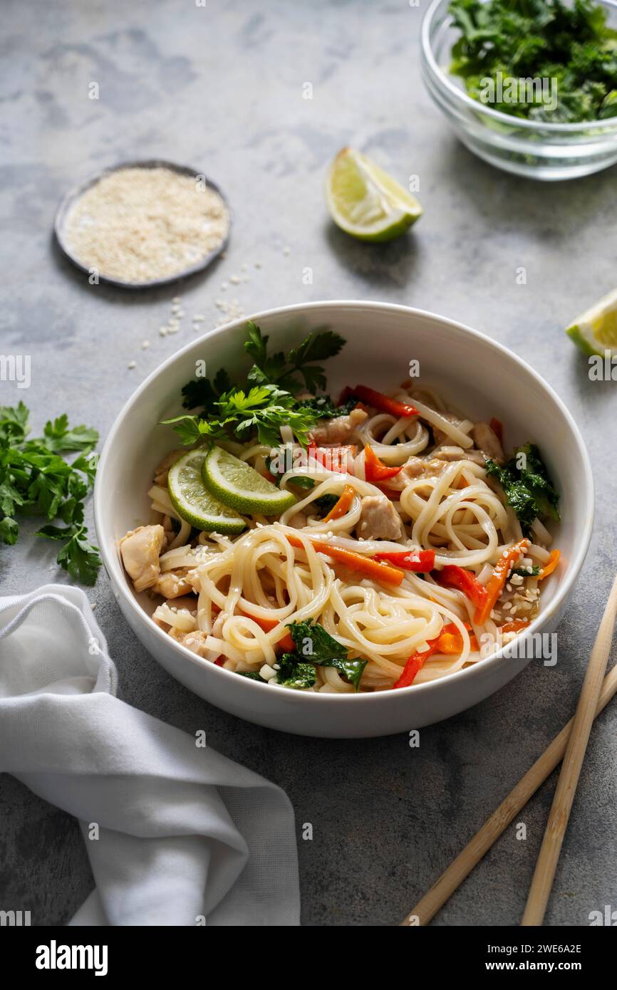 Tagliatelle al curry con verdure Foto Stock