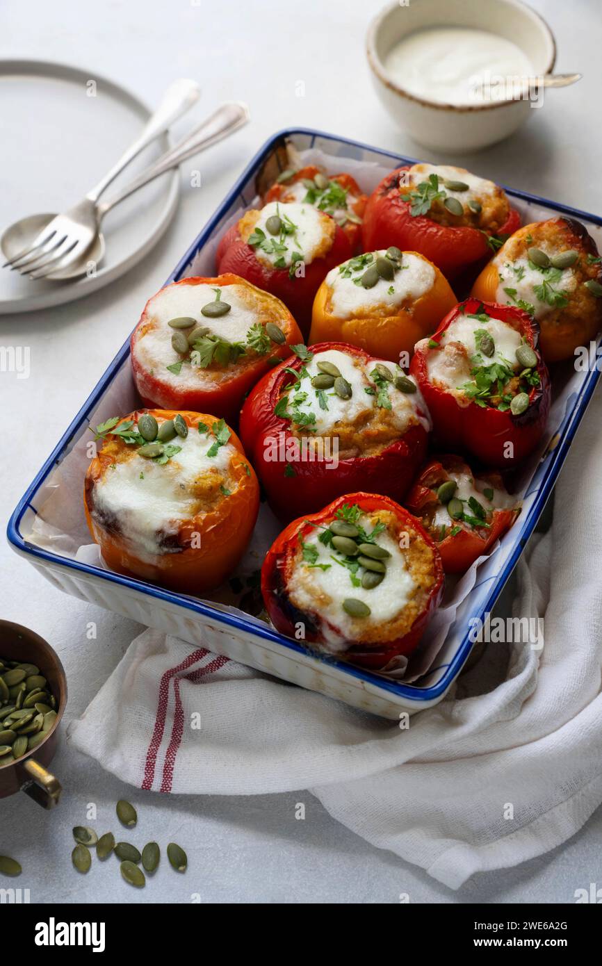 Peperoni farciti con bulgur Foto Stock