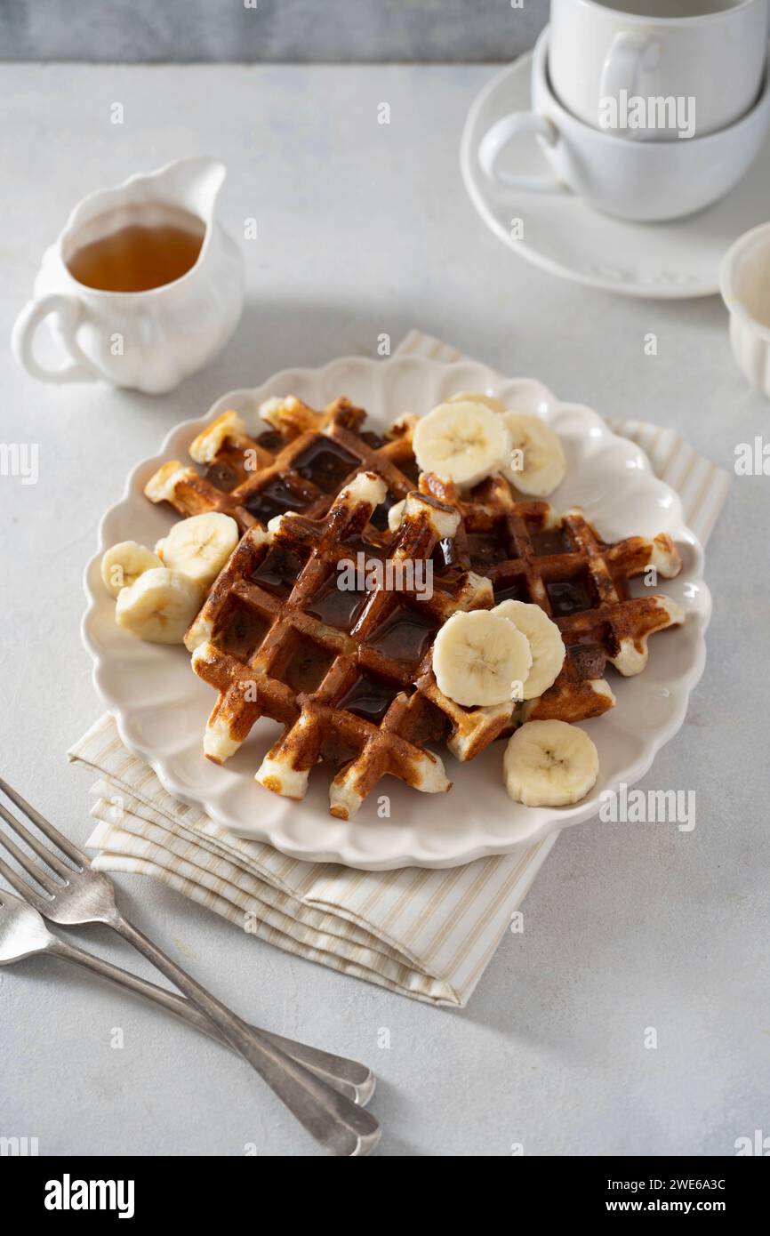 Waffle alla vaniglia con banane e miele Foto Stock