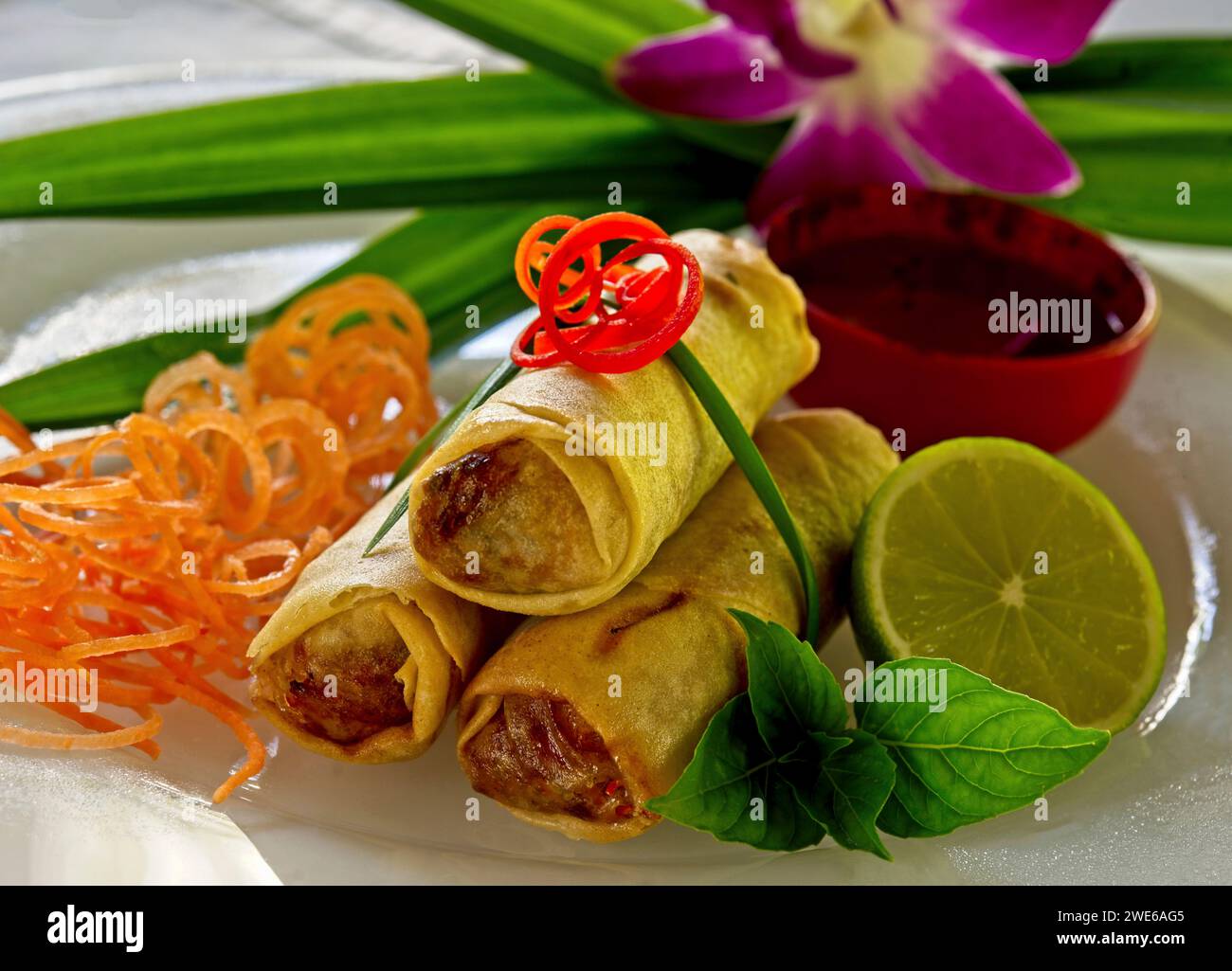 Involtini primavera con aragosta, verdure, lime e basilico tailandese Foto Stock