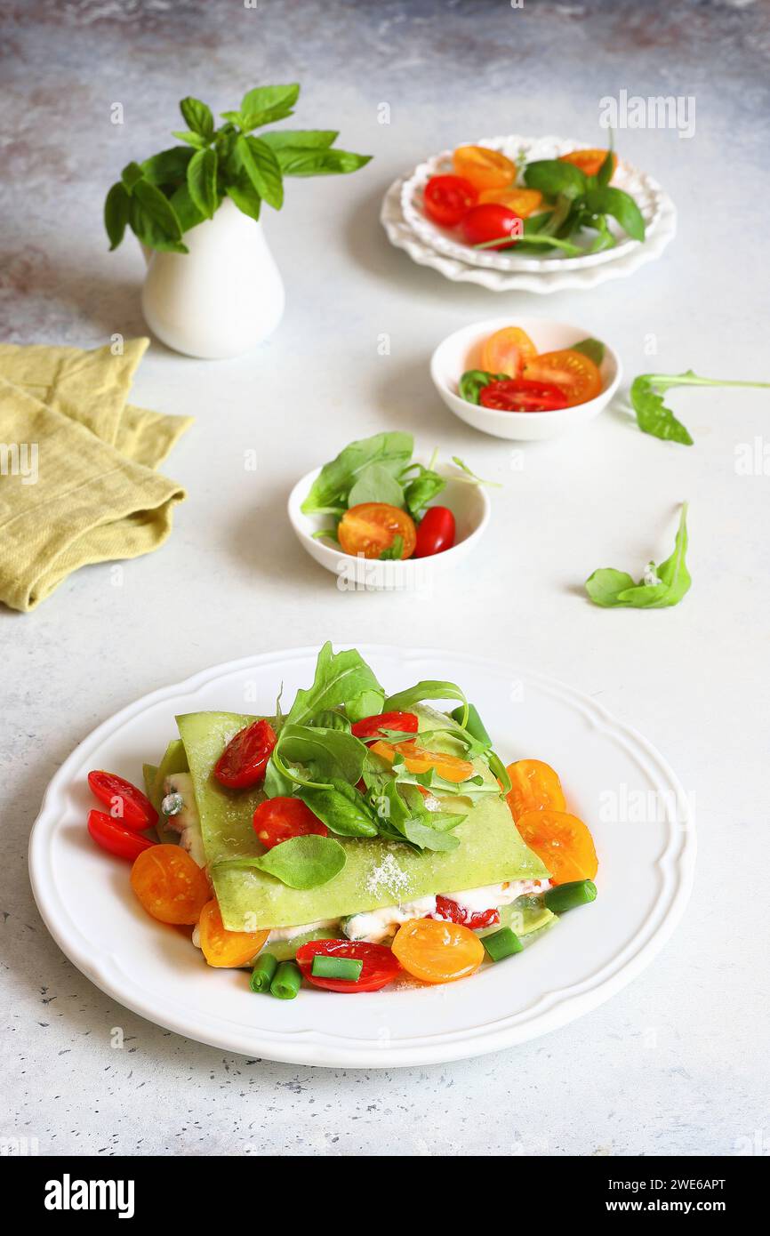 Lasagne con ricotta, rucola, fagioli verdi e pomodori Foto Stock