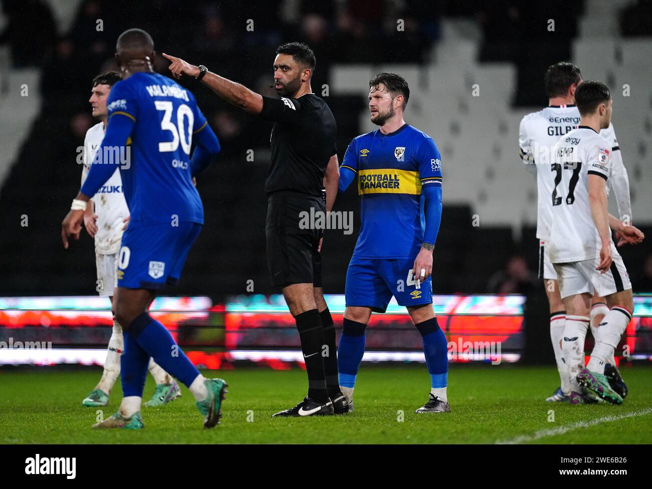 L'arbitro Sunny Singh mostra un cartellino rosso a Paul Kalambayi della AFC Wimbledon durante la partita della Sky Bet League Two allo stadio MK, Milton Keynes. Data immagine: Martedì 23 gennaio 2024. Foto Stock