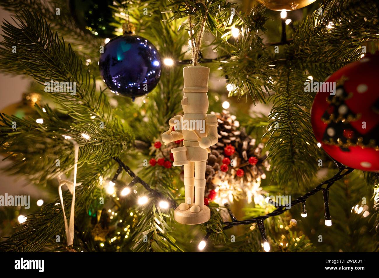 Soldato giocattolo di legno appeso all'albero di Natale a casa Foto Stock