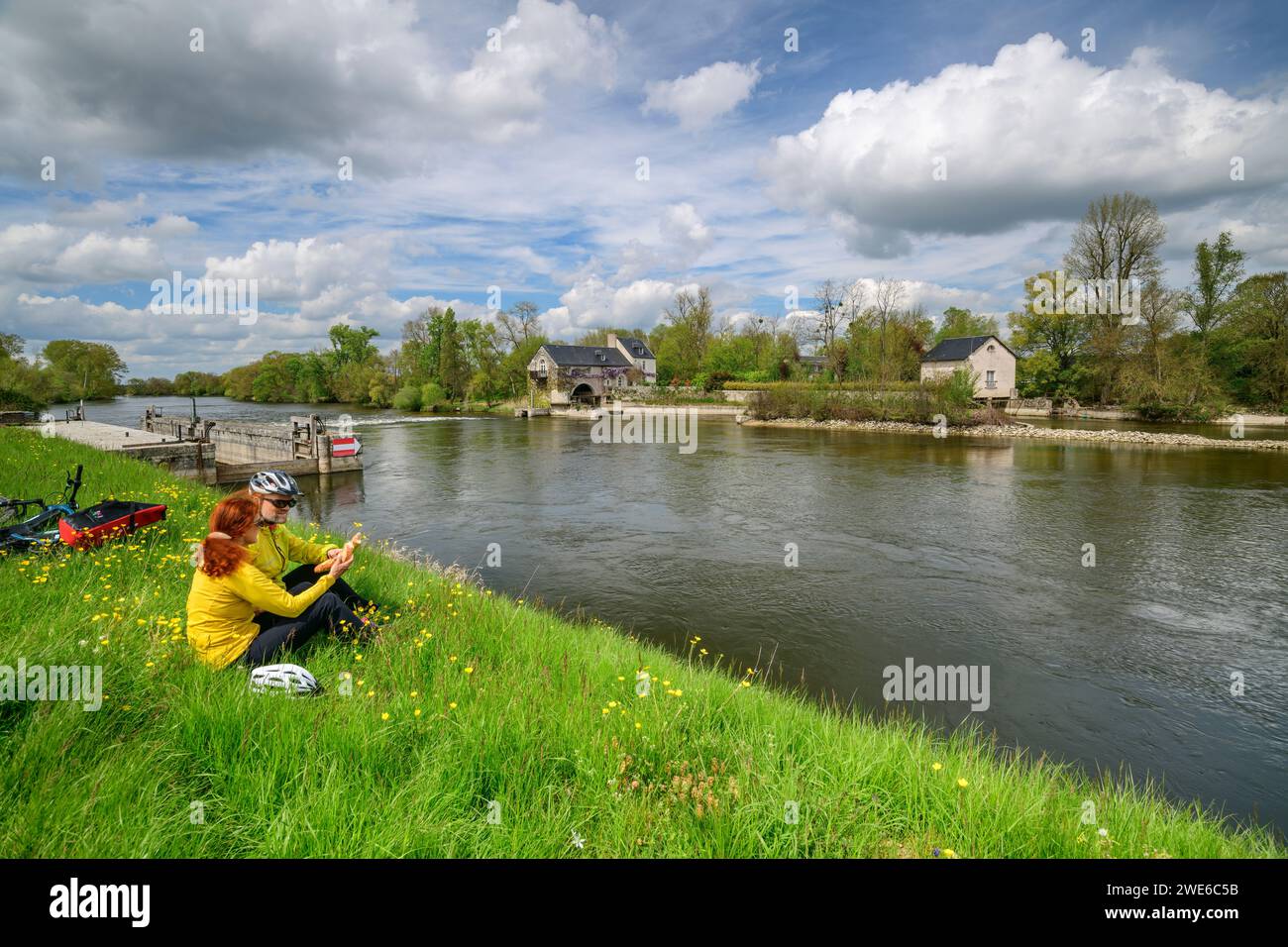 Francia, Centre-Val de Loire, due escursionisti che si rilassano sulla riva erbosa del fiume Cher Foto Stock