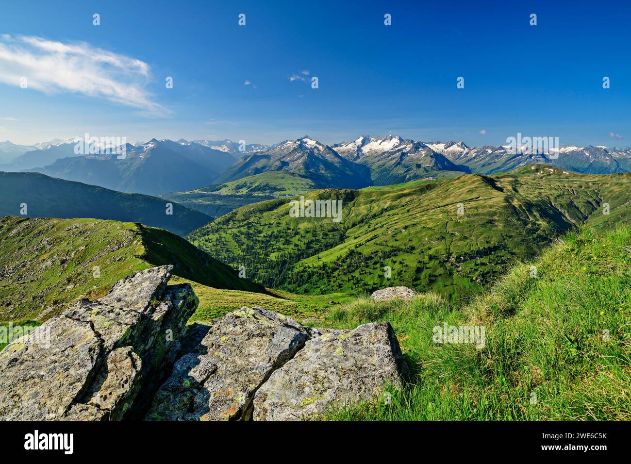 Austria, Tirolo, vista panoramica dalla vetta del Salzachgeier nelle Alpi Kitzbuhel Foto Stock