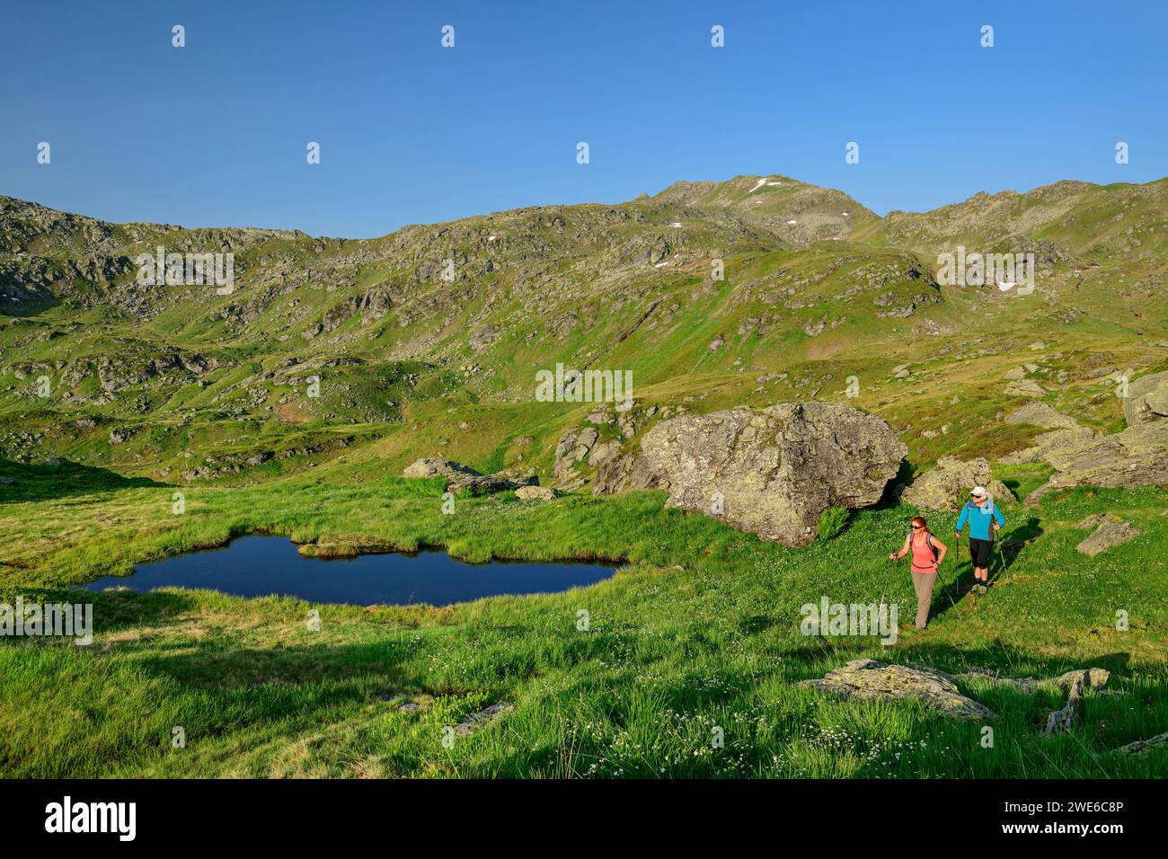Austria, Tirolo, uomo e donna, escursioni nelle Alpi Kitzbuhel in estate Foto Stock