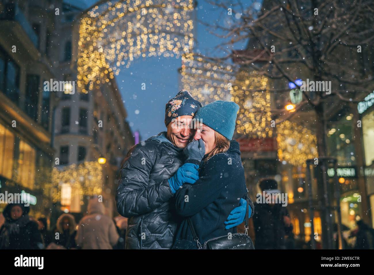 Coppia felice che si diverte al mercatino di Natale Foto Stock