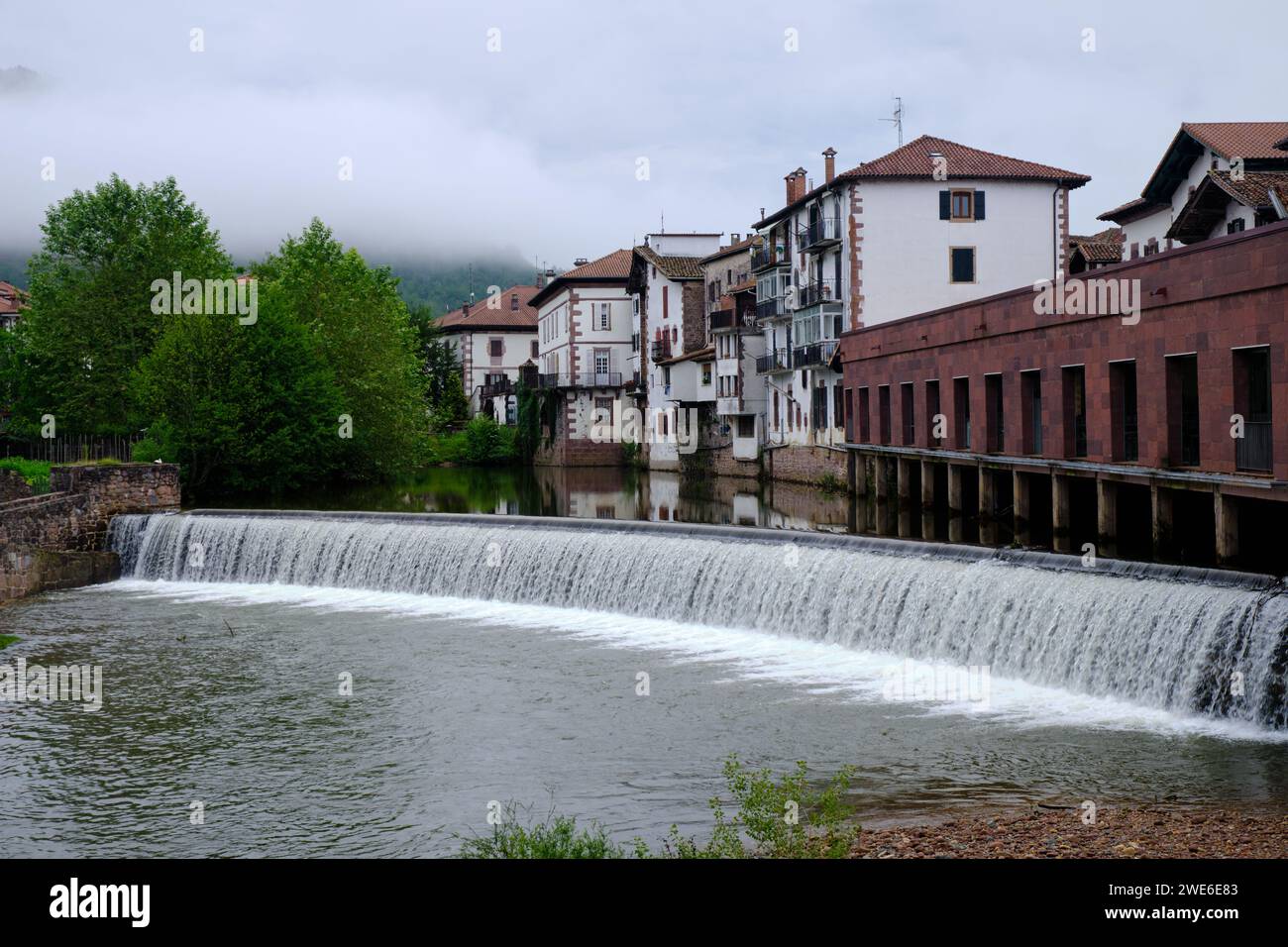 Vista del fiume Bidasoa, dal Ponte Elizondo, nei Paesi Baschi spagnoli Foto Stock
