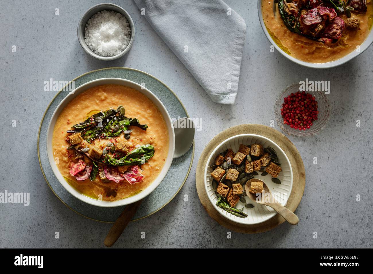 Shot studio di ciotola di zuppa di zucca pronta da mangiare con crostini e patatine di barbabietole Foto Stock Shot studio di ciotola di zuppa di zucca pronta da mangiare con crostini e patatine di barbabietole Foto Stock