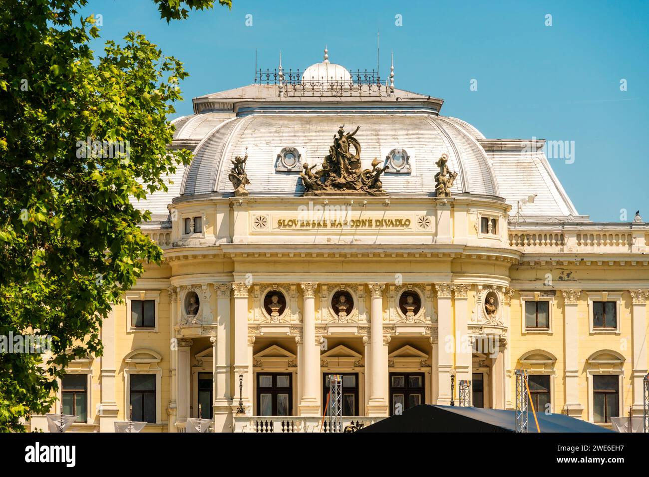 Slovacchia, regione di Bratislava, Bratislava, facciata del Teatro Nazionale Slovacco Foto Stock