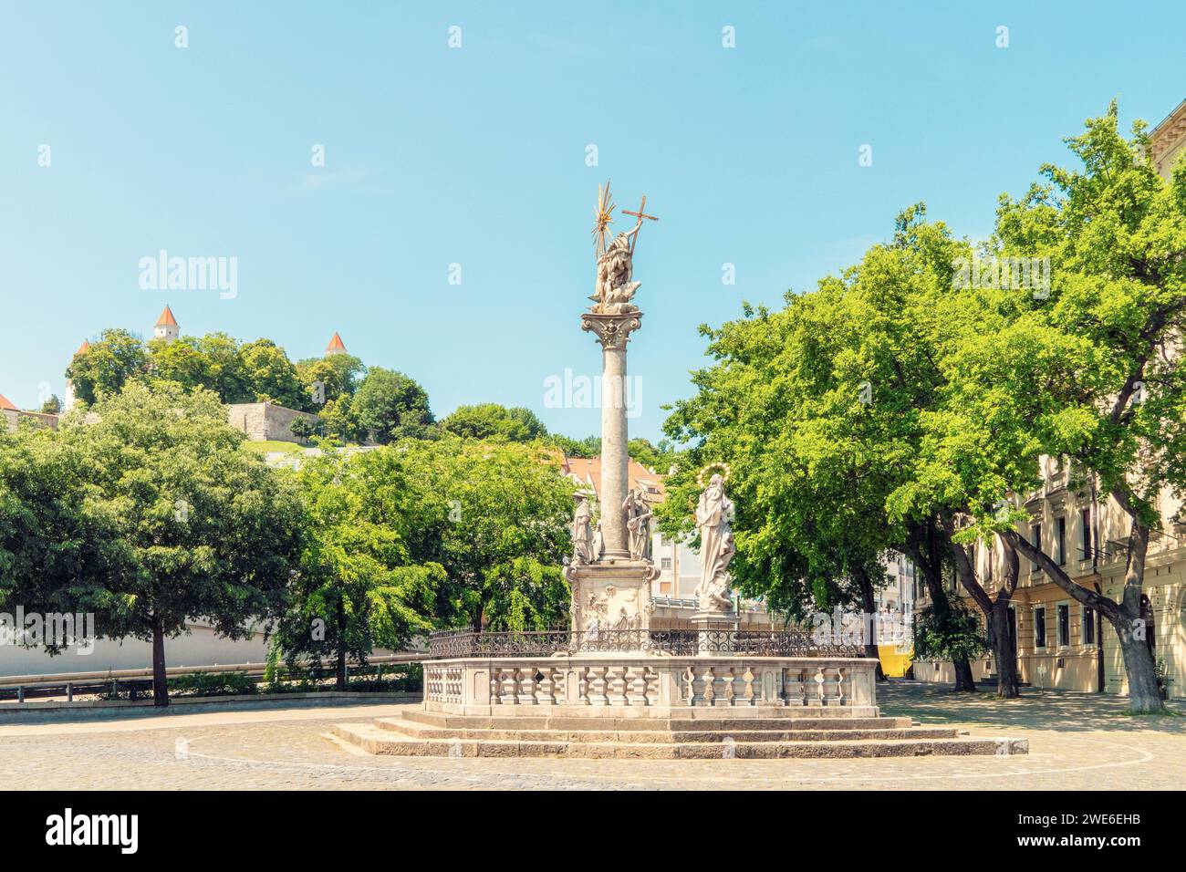 Slovacchia, regione di Bratislava, Bratislava, colonna della Santissima Trinità in Piazza del pesce in estate Foto Stock