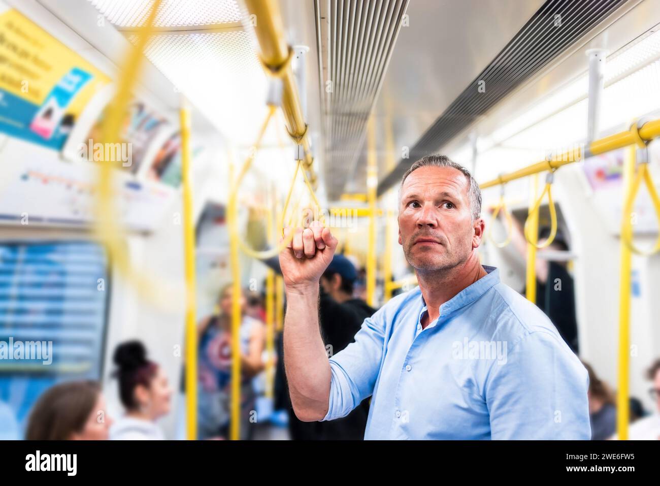 Uomo d'affari che tiene la mano e viaggia in treno Foto Stock