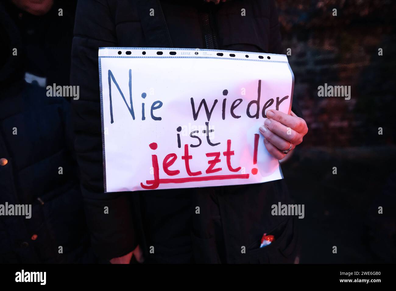 Düsseldorf 23.01.2024 Anti-AFD und Rechte Aufkleber gegen Antisemitismus Islamfeindlichkeit Aufstehen gegen Rassismus Demo Nie wieder ist jetzt Judenfeindlichkeit Israel Krieg Gaza Hamas Terroristen Düsseldorf Nordrhein-Westfalen Deutschland *** Düsseldorf 23 01 2024 Anti AFD e adesivi di destra contro l'antisemitismo islamofobia Stand contro il razzismo Demo Never Again è ora Giudeofobia Israele guerra Gaza terroristi di Hamas Düsseldorf Renania settentrionale-Vestfalia Germania Foto Stock