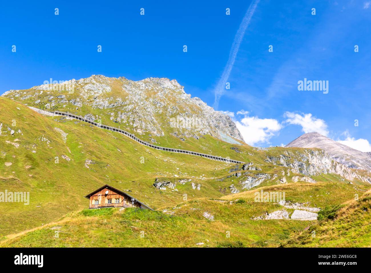 Rifugio vicino alla costruzione di valanghe sulla montagna nel parco nazionale degli alti Tauri, Salisburgo, Austria Foto Stock