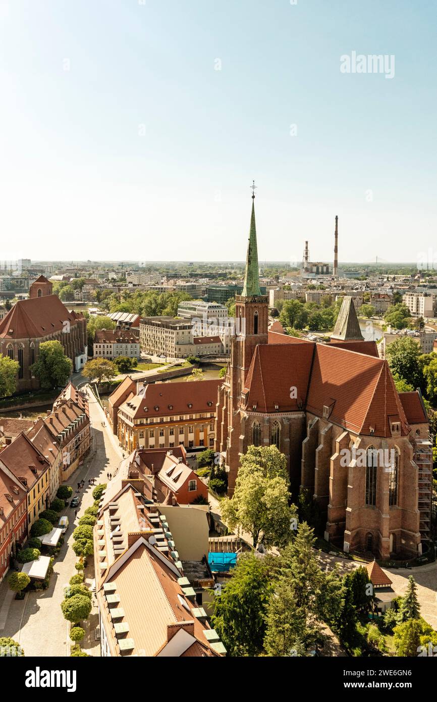Polonia, voivodato della bassa Slesia, Breslavia, vista aerea della Collegiata di Santa Croce e di San Bartholomew in estate Foto Stock